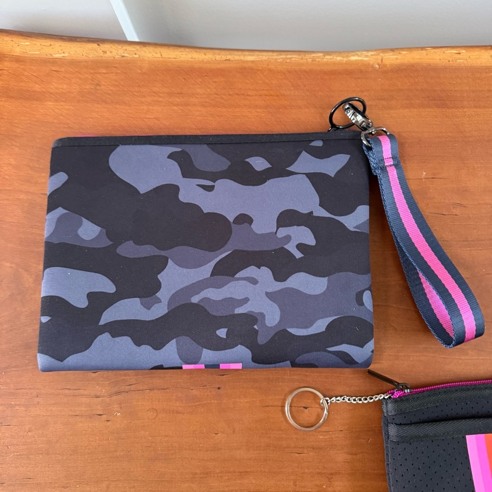 Haute Shore camouflage clutch and coin purse with detachable wristlet - Picture 2 of 6